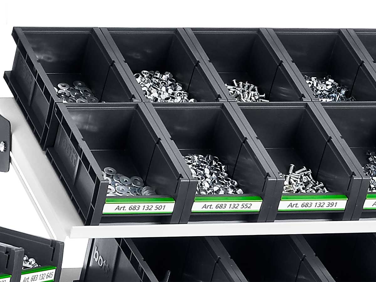 Die beschrifteten Kleinteileboxen sind zum Beispiel für die Bereitstellung von Schrauben hervorragend geeignet