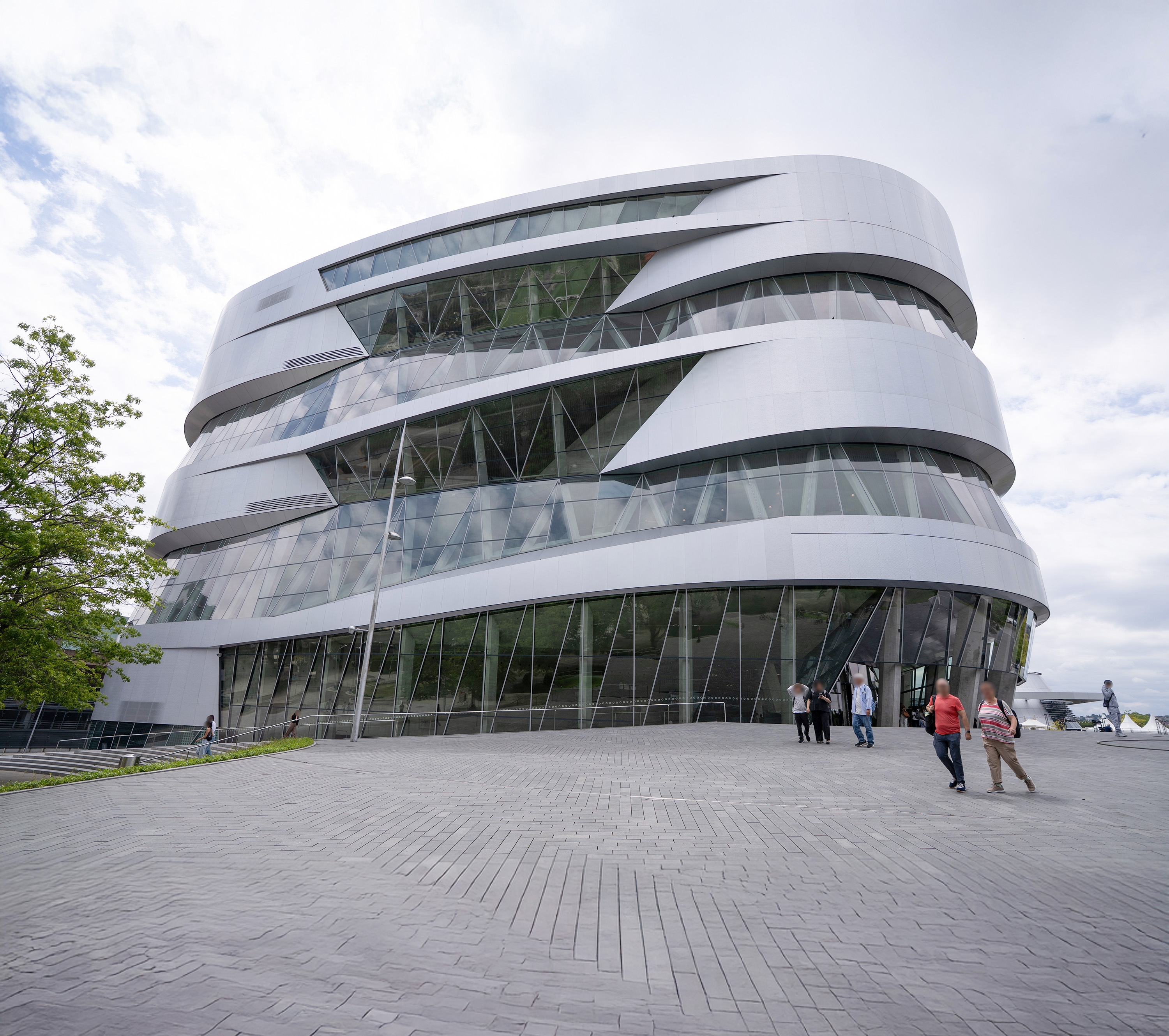 Mercedes-Benz-Museum-Außenansicht.jpg