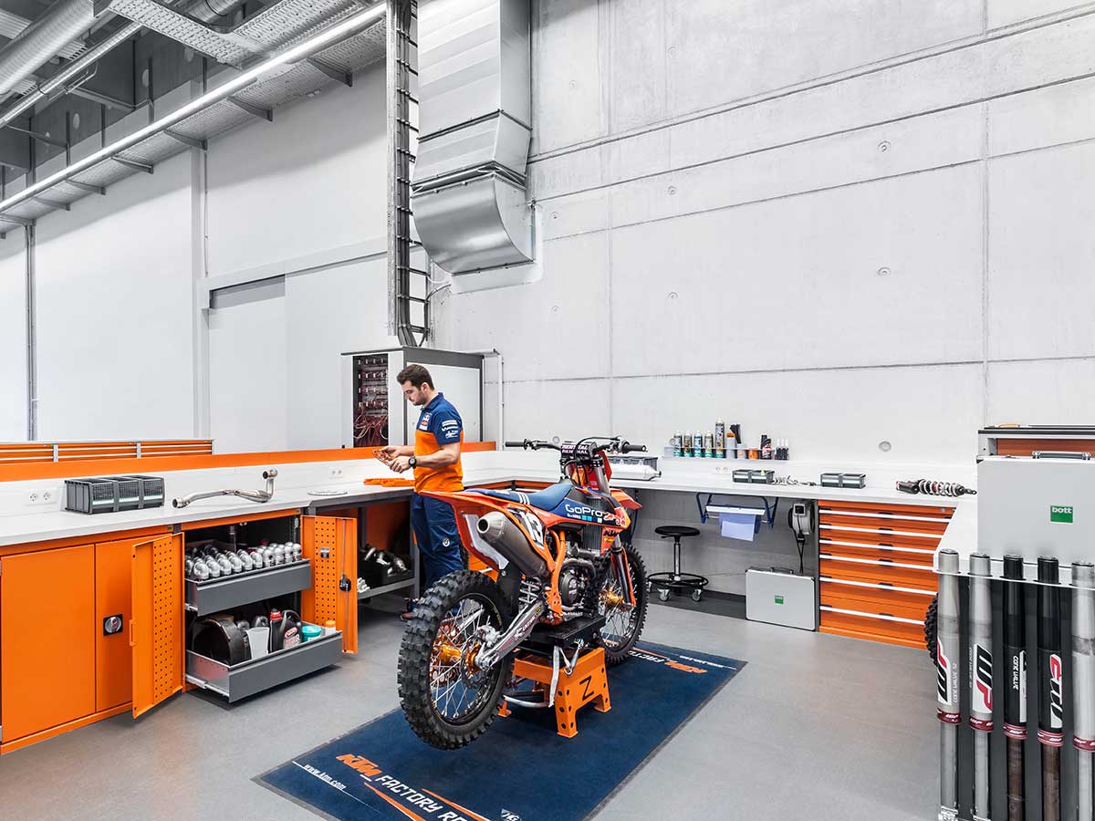 cubio Werkstatteinrichtung für eine Motorrad Werkstatt