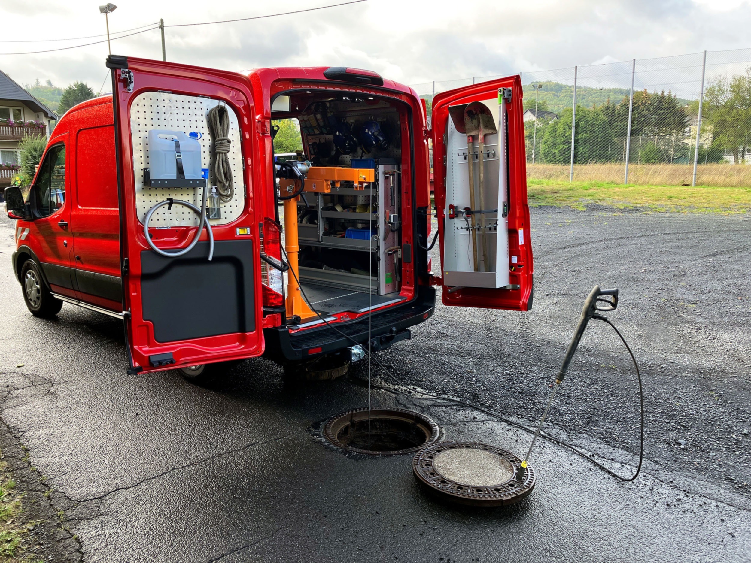 Bild1-Gemeinde-Neunkirchen-Ford-Transit-Abwasserdienst-Fahrzeugausbau.jpg