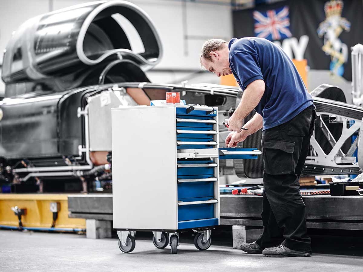 Strukturierte Schubladensysteme für jederzeit griff-bereites Werkzeug in Werkstatt und Produktion.