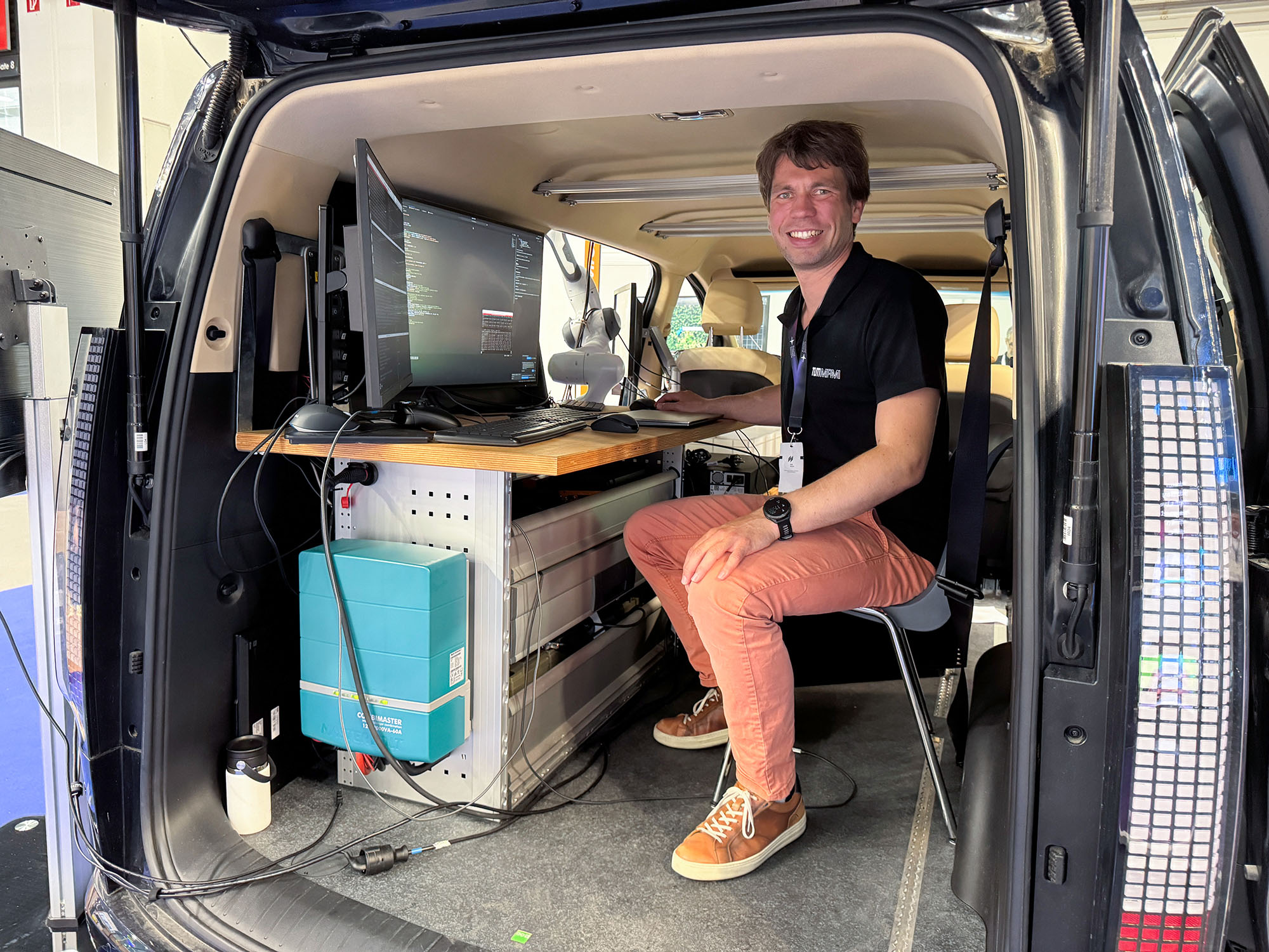 Dr. Daniel Dücker am Arbeitsplatz des Hyundai Staria SVan