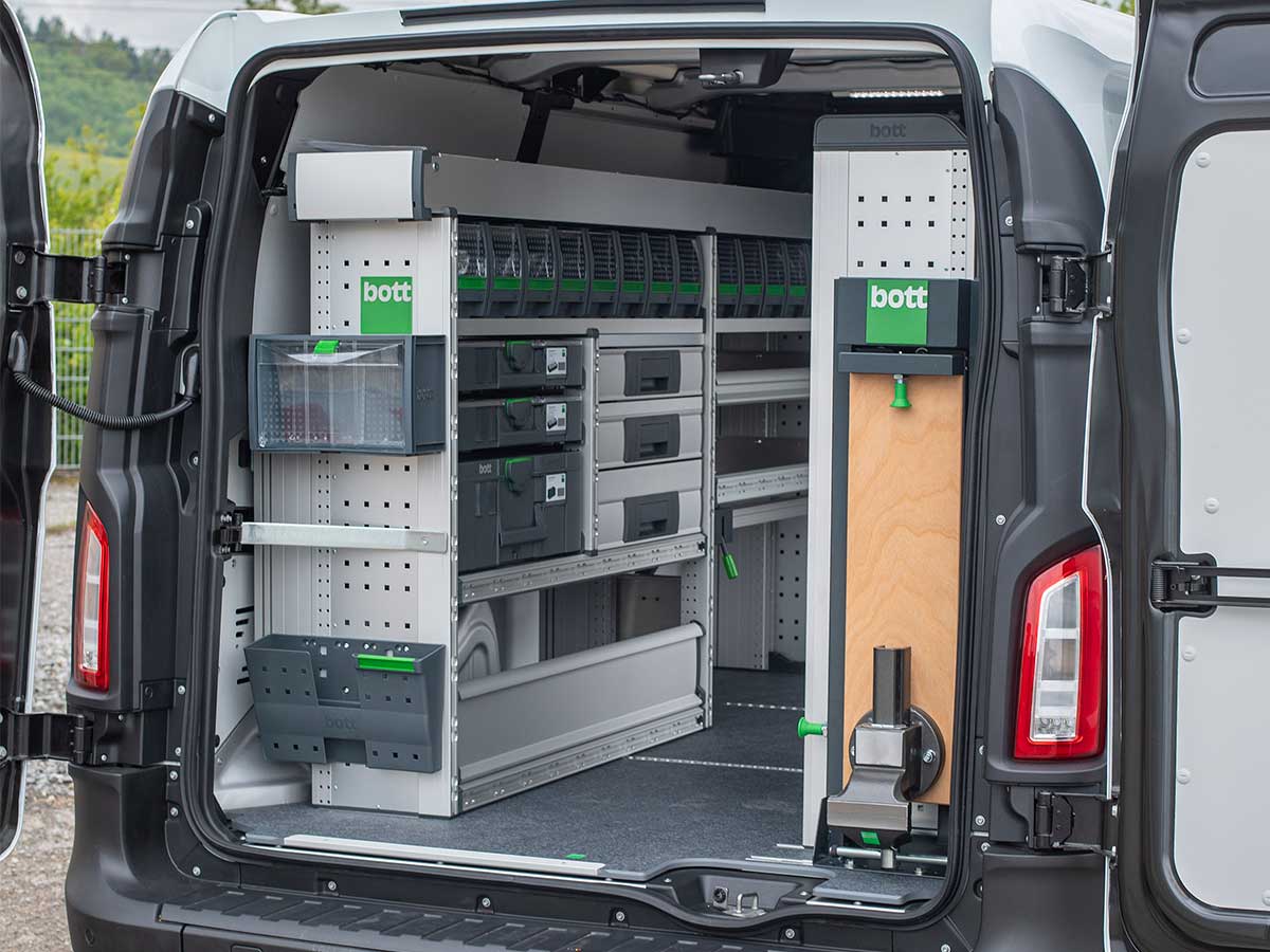 news-levc-transporter-offen-heck.jpg