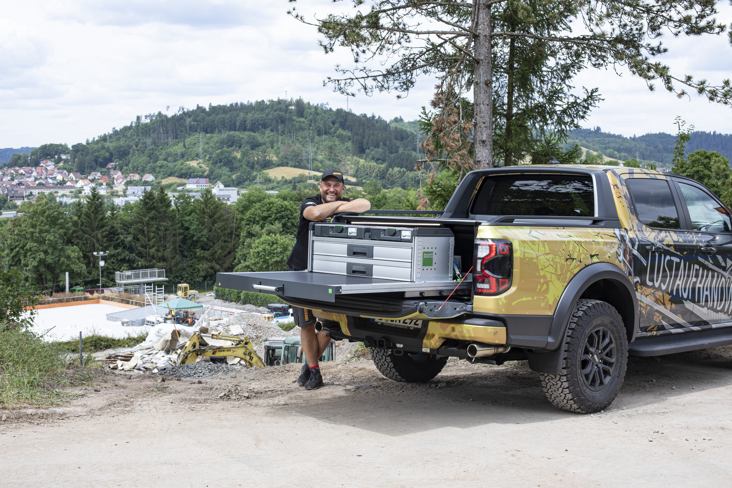 Kristijan Cacic aka Insta_llateur mit seinem von bott ausgebauten Ford Raptor