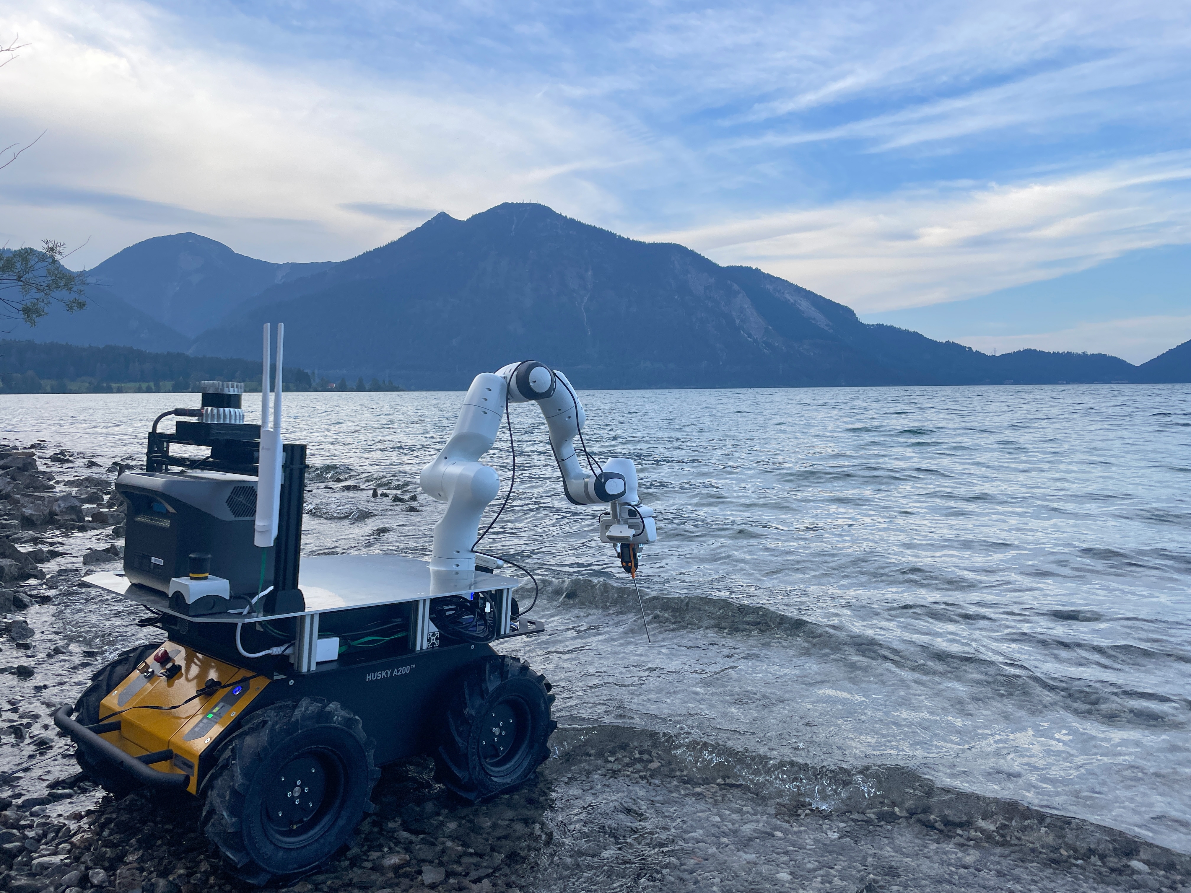 SVan Bodenroboter entnimmt Probe aus See