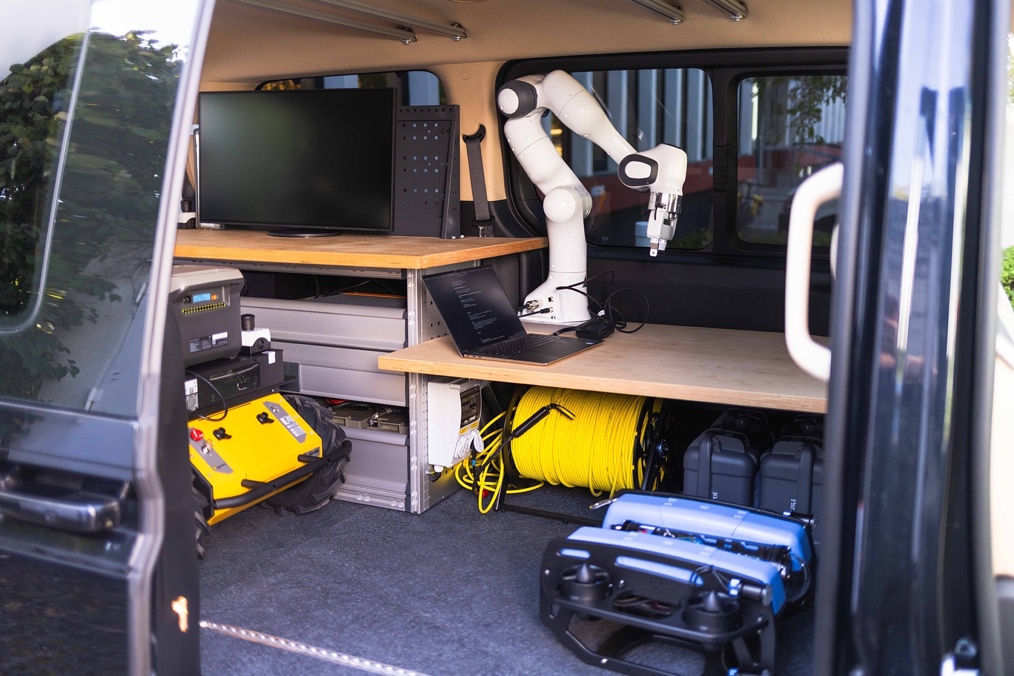 Agenturfoto Roboter im Hyundai Staria SVan