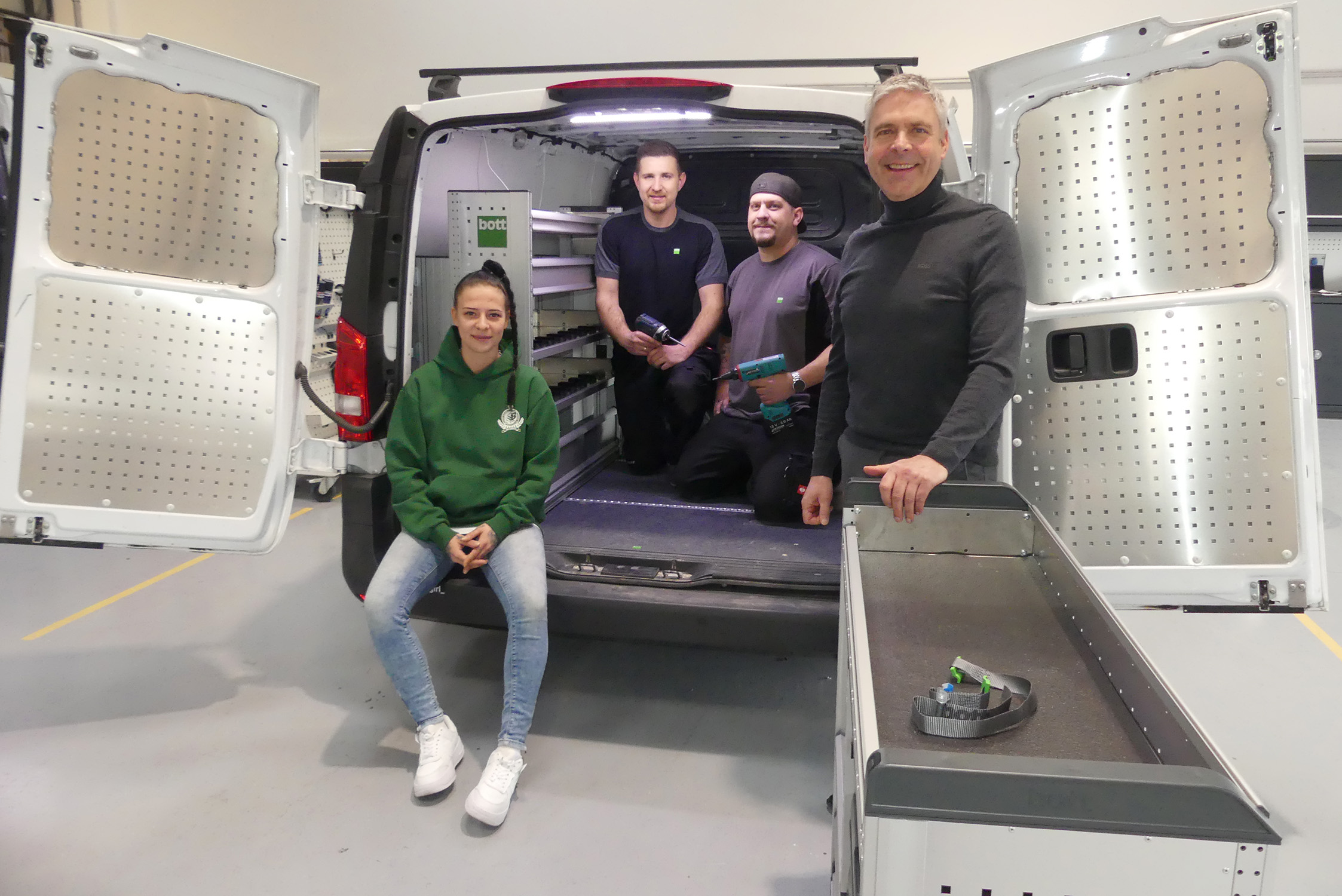 Fahrzeugausbau für eine Elektrikerin